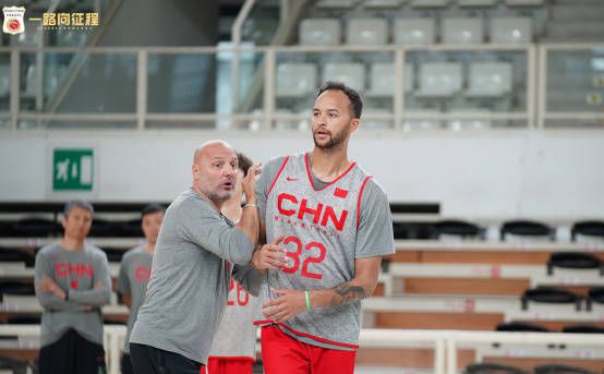 记者：斯卡洛尼和阿足协主席之间的关系已彻底破裂ESPN记者帕拉迪索消息，阿根廷主帅斯卡洛尼和足协主席塔皮亚之间的关系已彻底破裂。